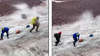 شاهد.. تفكك صخرة من جبل جليدي وانزلاقها تجاه مجموعة من المتسلقين