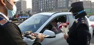 أفراد الشرطة يوزعون الورود والهدايا على المواطنين بالمحافظات