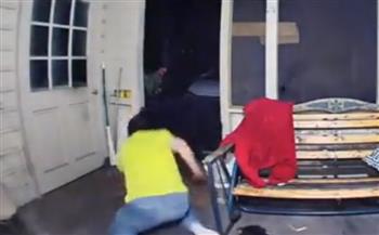 لحظات تحبس الأنفاس.. رجلا يصارع دبا دخل منزله بيديه العاريتين (فيديو)