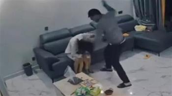 طرد رجل من عمله بعد تصويره أثناء الاعتداء على زوجته