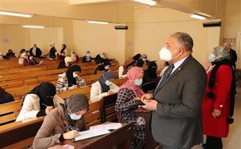 نائب رئيس جامعة الأزهر يتفقد لجان الامتحانات بفرع البنات