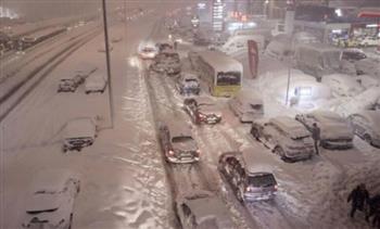 غطّاها الجليد تمامًا.. سيارات عالقة في عاصفة ثلجية بتركيا (فيديو)
