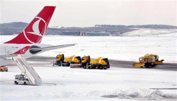 مشاهد مخيفة.. الثلوج تغطّي مطار اسطنبول وتوقف حركة الطيران (فيديو)