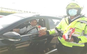 عيد الشرطة الـ70.. رجال المرور يوزعون الهدايا على المواطنين بالطرق والمحاور