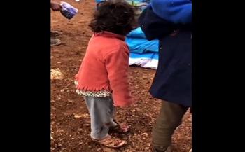 لحظات تدمي القلوب.. طفلة سورية ترتجف من البرد في مخيّم للاجئين (فيديو)