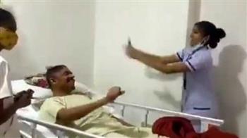 جلسة ممتعة.. ممرضة هندية تعالج مريضًا بالشلل على أنغام الموسيقى (فيديو)