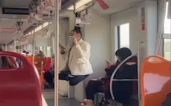 بسبب قوة شعرها.. روسية تثير حيرة ركاب قطار بحيلة غريبة (فيديو)