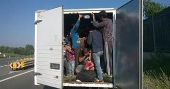 العثور على 19 لاجئا أفغانيا فى شاحنة أثناء تهريبهم إلى النمسا