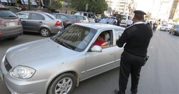 حملات مرورية أعلى المحاور والشوارع بالقاهرة والجيزة لرصد المخالفات 