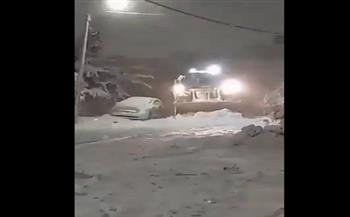 جرافة تدهس عدة فتيات أثناء إزالة الثلوج بالأردن (فيديو)