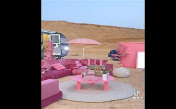 «كشتة باربي».. سعودية تحوّل الصحراء إلى اللون الوردي للتنزه (فيديو)