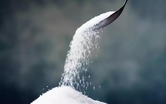 خطر على صحتهم.. ممنوع السكريات المضافة للأطفال أقل من عامين