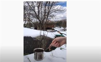 بحثًا عن الدفء.. روسي يقدم قهوة مصنوعة من الثلج (فيديو)