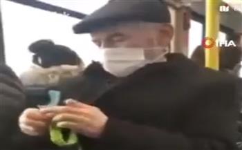 «بخيط في الأتوبيس».. عجوز تركي يثير إعجاب المواطنين (فيديو)