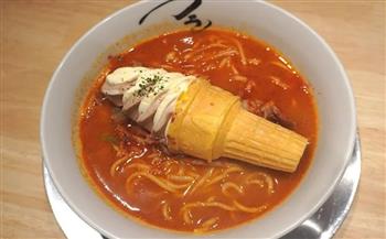 مطعم ياباني يحقق شهرة واسعة بسبب «دجاج بالآيس كريم» 