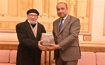 وزير الثقافة العراقية يلتقي الشاعر أحمد عبد المعطي حجازي (صور)