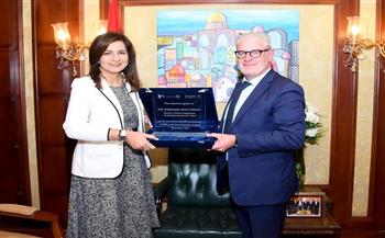 «الهجرة الدولية» تمنح السفيرة نبيلة مكرم جائزة «أصدقاء المهاجرين»