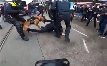 شاهد.. إطلاق الكلاب الشرسة على متظاهرين ضد «قيود كورونا» بهولندا