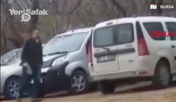 لقطات صادمة لتركي يكسر سيارات مركونة أمام مطعم باستعمال فأس (فيديو)
