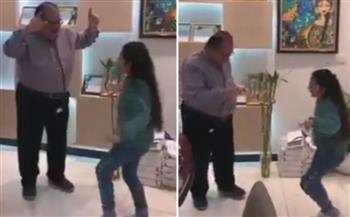 طبيب عراقي يبهر الجميع بوصلة رقص مع طفلة مصابة بمرض السكري (فيديو)