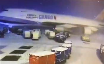 بسبب عاصفة ثلجية.. طائرة صينية تحطم عربات الأمتعة في مطار أمريكي (فيديو)