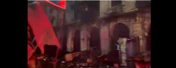 شاهد.. اللحظات الأولى لاندلاع حريق هائل فى الحسين (فيديو)