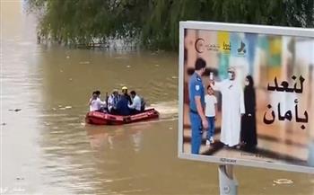 بسبب "أخدود العزم".. مشاهد مروّعة لغرق شوارع سلطنة عمان (فيديو)