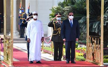 صور استقبال السيسي لرئيس المجلس العسكري الانتقالي لتشاد