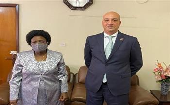 السفير المصري في كمبالا يلتقي وزيرة الطاقة والثروة المعدنية الأوغندية 