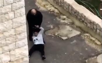 غضب في لبنان بعد ضرب وسحل عاملة منزل في الشارع.. فيديو