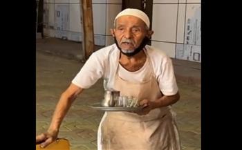 «العم سالم».. قعدة حب وكوباية شاي.. أقدم بائع شاي في جازان بالسعودية (فيديو)