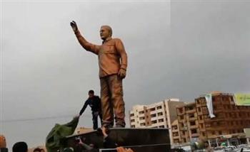 إيرانيون يضرمون النار في تمثال "سليماني" تزامناً مع ذكرى اغتياله