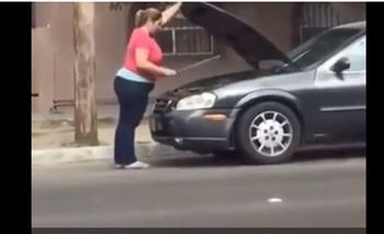سيدة تقوم بإصلاح سيارتها باستخدام  «عصا سحرية».. فيديو