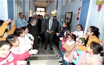 محافظ بني سويف يشارك أطفال مصر من الأيتام فرحتهم بعيد الميلاد المجيد