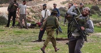 مستوطنون إسرائيليون مسلحون يهاجمون قرية في الخليل