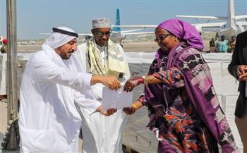رئيس الوزراء الصومالي يتسلم من الإمارات مساعدات إنسانية لمواجهة الجفاف