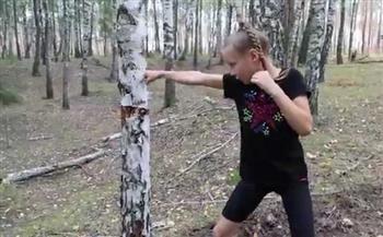 قوة خارقة.. طفلة روسية تحطم جذع شجرة بضربة من يديها (فيديو)