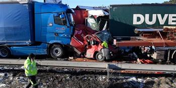 التشيك: إصابة 21 شخصا في حادث اصطدام شاحنة تحمل مهاجرين غير شرعيين