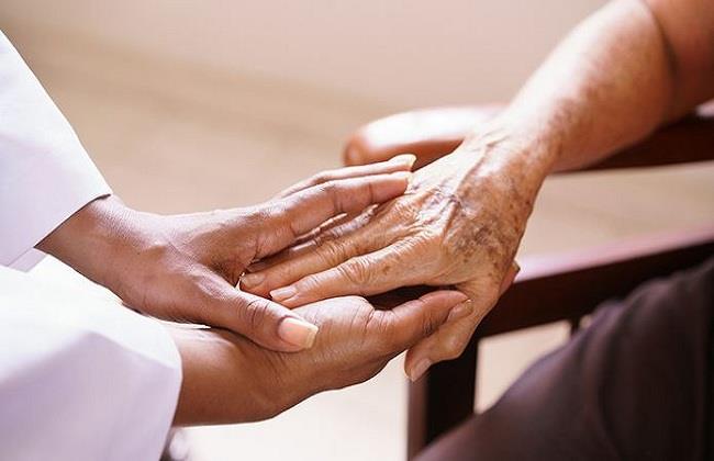 في يومهم العالمي .. الصحة تقدم روشتة للتعامل مع المسنين
