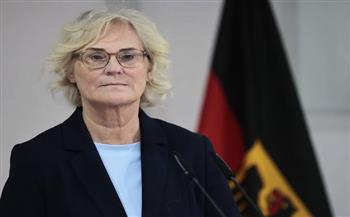 وزيرة الدفاع الألمانية تصل إلى أوكرانيا في زيارة مفاجئة