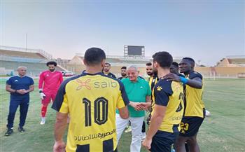 رئيس المقاولون العرب يحفز اللاعبين ويتابع ودية إنبي 