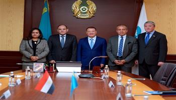 وزير الصناعة يبحث مع نظيره الكازاخي تعزيز أطر التعاون المشترك بين البلدين 
