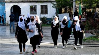 مسؤول أوروبي يدعو لإعادة افتتاح المدارس أمام الفتيات الأفغانيات