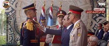 الرئيس السيسي يقلد أوائل الخريجين بالكليات العسكرية نوط الواجب | فيديو
