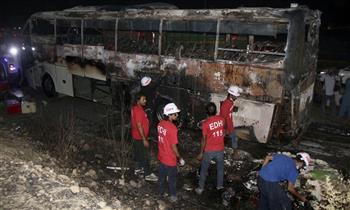 مقتل 18 نازحا في حريق حافلة في باكستان