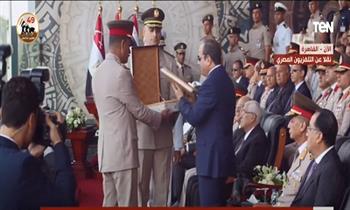 اللواء أشرف سالم يهادي الرئيس بـ كتاب عزيز في حفل تخرج طلاب الكلية العسكرية