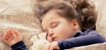 7 خطوات لتدريب طفلك على النوم في سريره الخاص