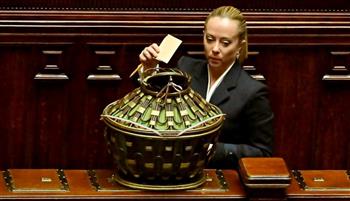 خلافات داخل ائتلاف ميلوني اليميني في أولى جلسات البرلمان الإيطالي