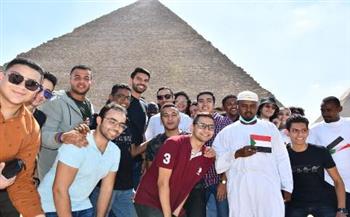 وفد سوداني يصل القاهرة للمشاركة بالمنتدى الأول للشباب ويزور الأهرامات (صور)