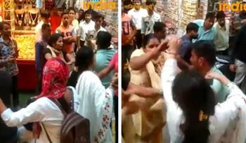 سخرية عارمة على ضرب امرأة لـ زوجها وعشيقته في سوق مزدحم بالهند 